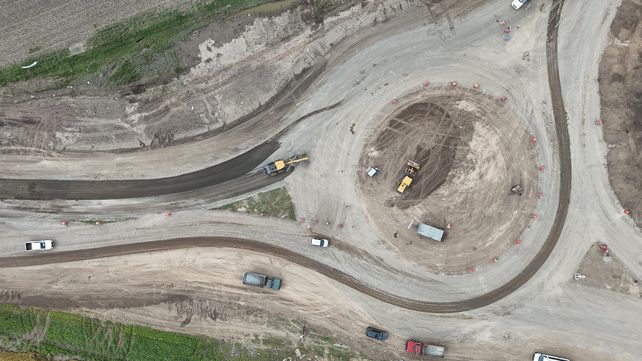 La Dirección Provincial de Vialidad (DPV) construye en la intersección de la ruta 14 y el ingreso a la localidad de Diego de Alvear
