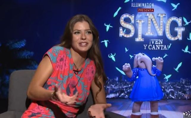 La China Suárez relajada y sonriente hablando de su hija