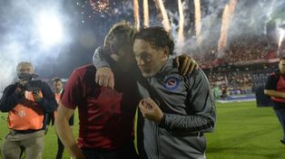 Afecto. Heinze y Milito charlaron antes y, durante muchos minutos, después del partido.&nbsp;