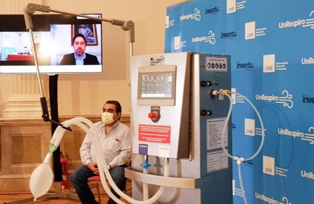 El prototipo de ventilador de transición para la atención de la emergencia por Covid-19 fue desarrollado conjuntamente por la empresa rosarina Inventu y la UNR.&nbsp;