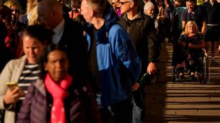 Las filas en la tarde de Londres pasaron de durar 12 a 24 horas. Los británicos se despiden de su reina.