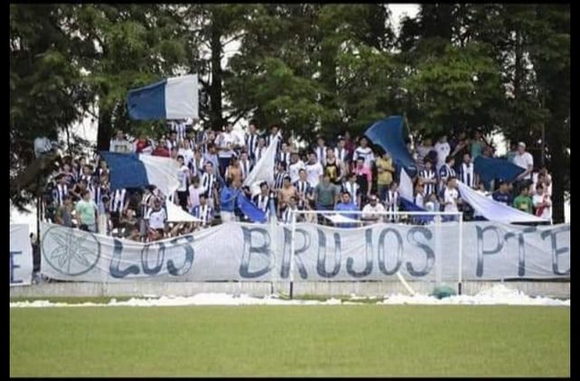 La hinchada albiazul. Sus seguidores siempre están presentes cuando juega el equipo de Sportivo en el estadio Santa Rosa.&nbsp; &nbsp; 