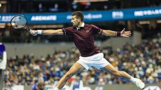 Djokovic llegó a la final de Beijing tras una insólita descalificación de Medvedev