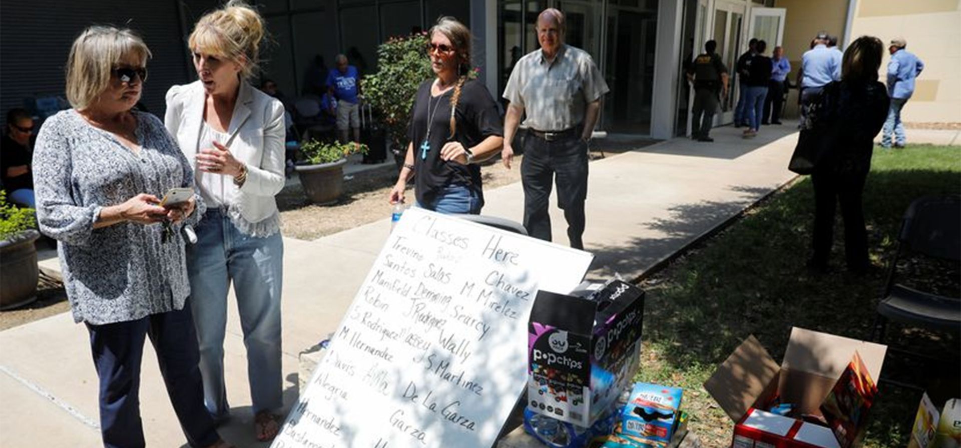 Los nombres de maestros y las clases se muestran al público en el exterior del centro cívico.
