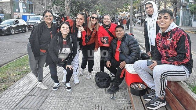 Todo el color de los hinchas de Colón para el partido ante Godoy Cruz