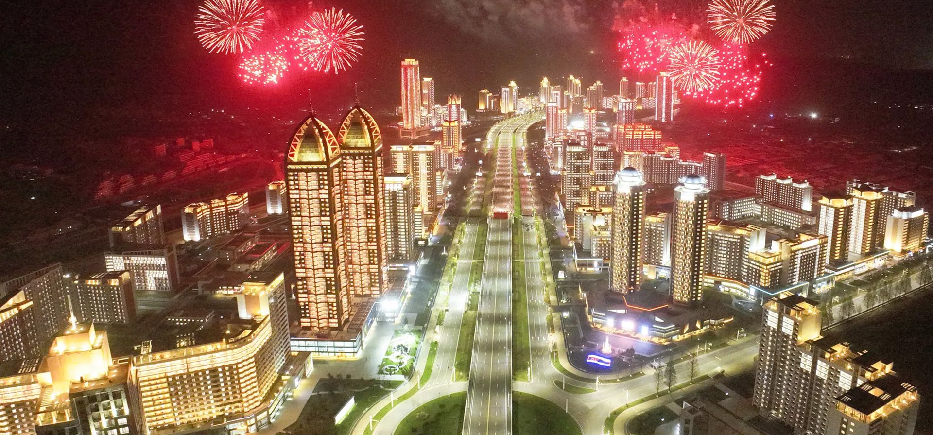 Fuegos artificiales iluminan el cielo en una ceremonia de inauguración de 10.000 pisos en el área de Hwasong de la capital, Pyongyang, Corea del Norte. La exhibición se produce un día después del 111º aniversario del nacimiento del fundador norcoreano, Kim Il-sung, que se suma a las celebraciones de la fiesta nacional, también conocida como el Día del Sol. Fotografía: KCNA/EPA