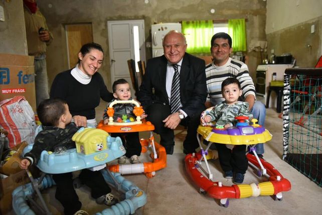 El gobernador Miguel Lifschitz visitó a una familia que tuvo trillizos en Serodino.&nbsp;
