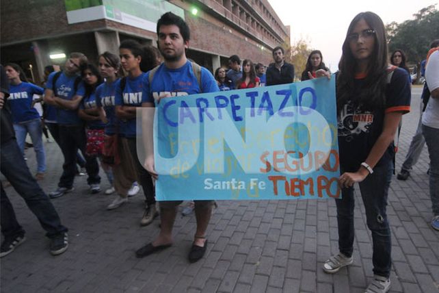 Los estudiantes exigieron que se les garantice poder viajar