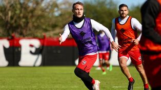 El defensor Ángelo Martino durante una de las prácticas en Bella Vista antes del viaje a Paraná. (Foto: Newells)