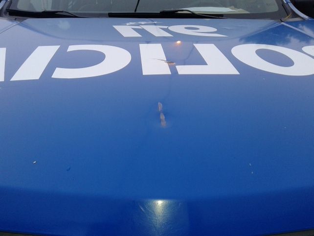 Agredieron a tiros y piedrazos a un patrullero esta madrugada en el barrio Centenario