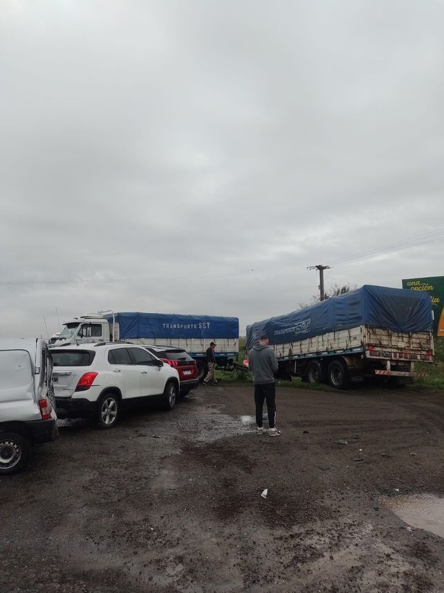 Siniestro con suerte. El 12 de abril tres autos chocaron con un camión en la entrada por la A-012