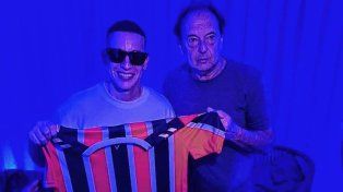 Daddy Yankee posó con la camiseta de Chacarita.