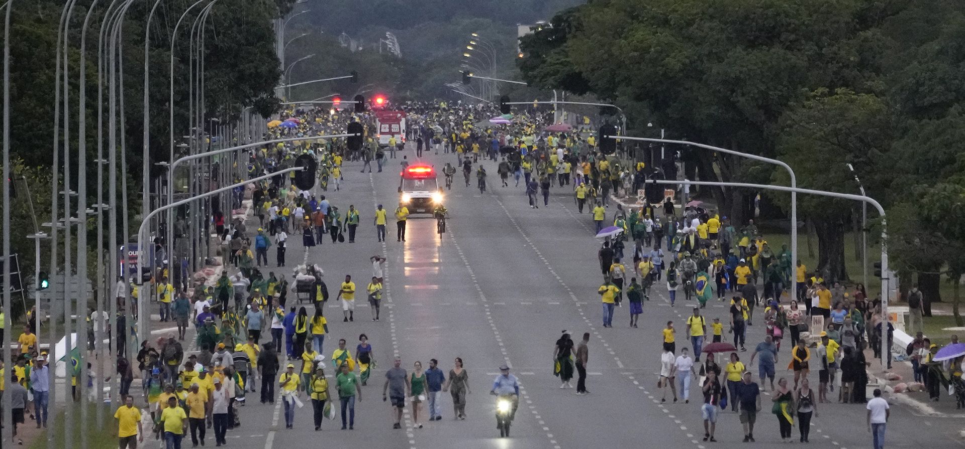 Manifestantes, simpatizantes del expresidente brasileño Jair Bolsonaro, abandonan la explanada de los ministerios luego de una protesta masiva en Brasilia, Brasil, el domingo 8 de enero de 2023. (Foto AP/Eraldo Peres)