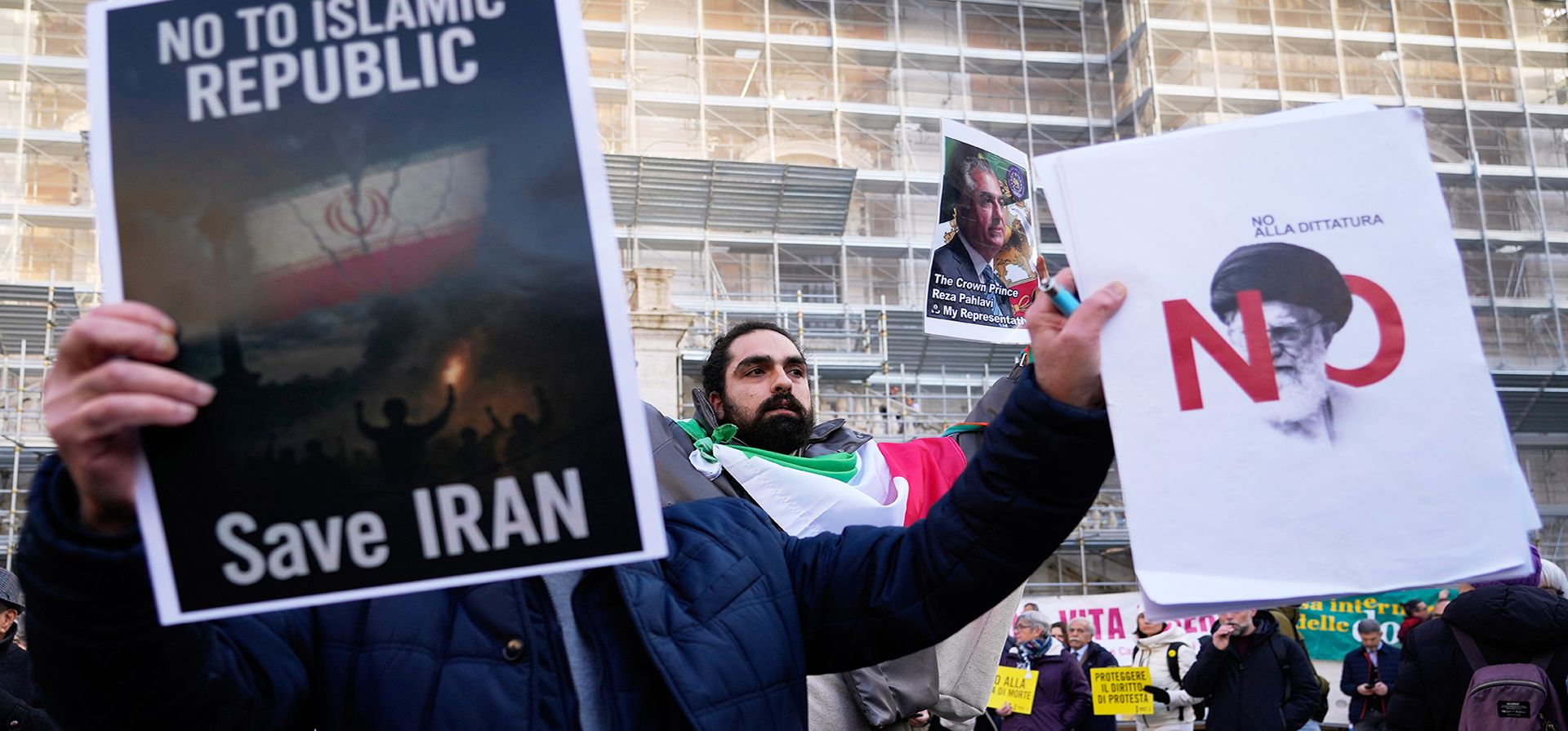 Manifestantes se reúnen durante una manifestación en apoyo al pueblo iraní en la plaza del Capitolio de Roma, el viernes 16 de enero de 2026. (Foto AP/Gregorio Borgia) Manifestantes se reúnen durante una manifestación en apoyo al pueblo iraní en la plaza del Capitolio de Roma, el viernes 16 de enero de 2026. (Foto AP/Gregorio Borgia)