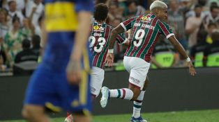 Kennedy inicia la celebración tras su golazo. Fluminense le ganó a Boca y es el campeón de la Copa Libertadores.