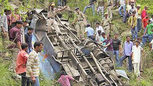 51 muertos al caer un micro en un precipicio en India