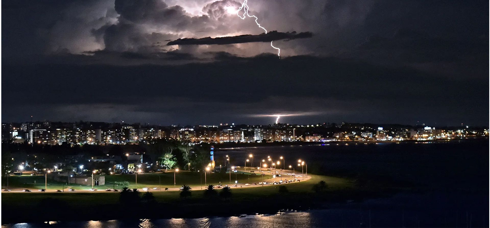 Montevideo, Uruguay. Un rayo ilumina las nubes durante una tormenta eléctrica. Fotografía: Mariana Suárez/AFP/Getty Images