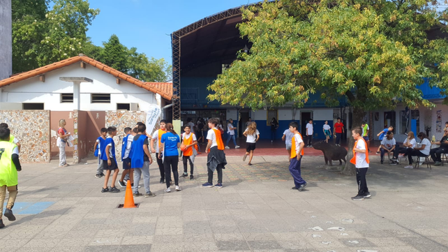 Pelota al cesto que jugaron chicos y adultos durante la jornada.&nbsp;