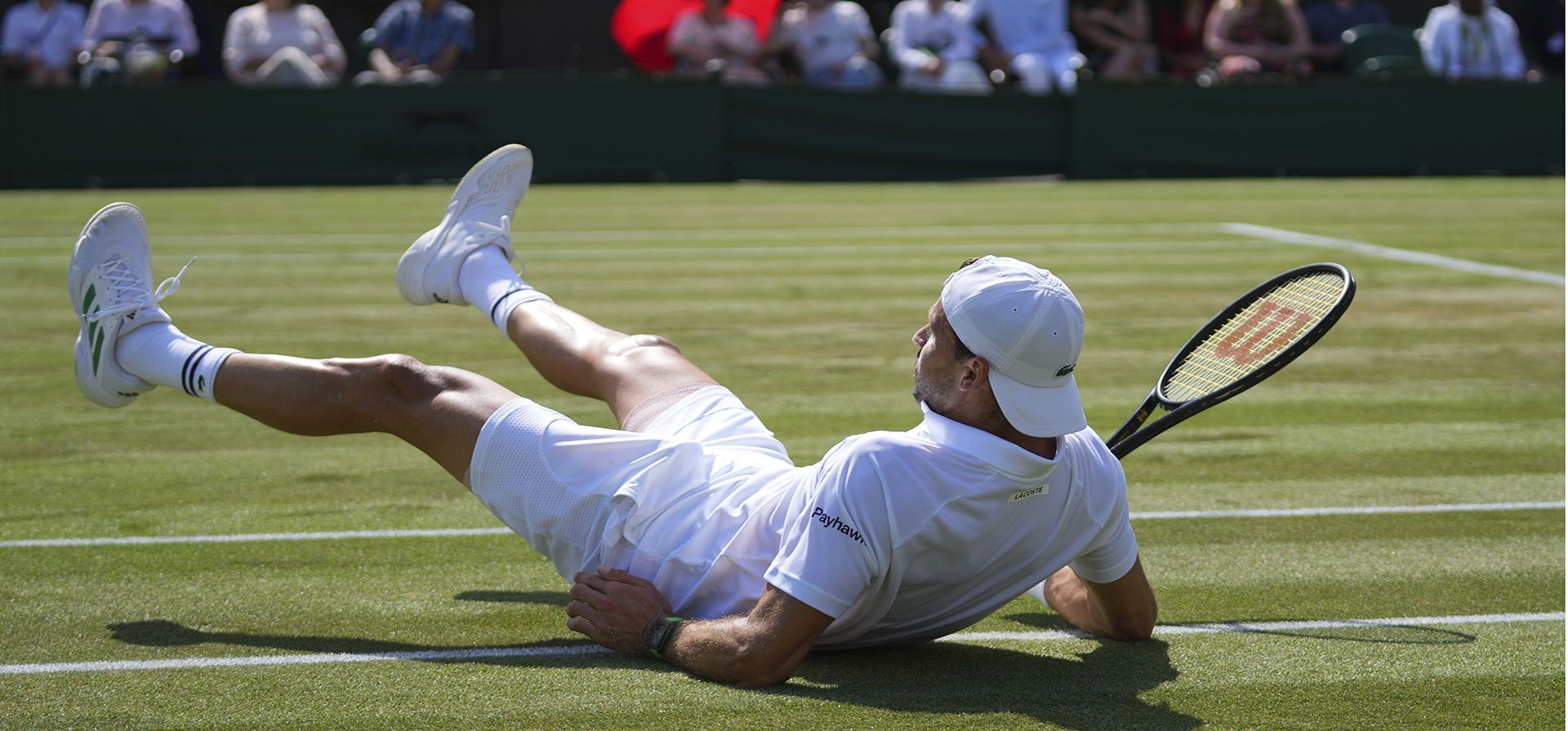 El búlgaro Grigor Dimitrov cae al intentar remontar ante el francés Corentin Moutet durante su partido individual masculino de segunda ronda del Campeonato de Tenis de Wimbledon en Londres, el jueves 3 de julio de 2025. (Foto AP/Joanna Chan) El búlgaro Grigor Dimitrov cae al intentar remontar ante el francés Corentin Moutet durante su partido individual masculino de segunda ronda del Campeonato de Tenis de Wimbledon en Londres, el jueves 3 de julio de 2025. (Foto AP/Joanna Chan)