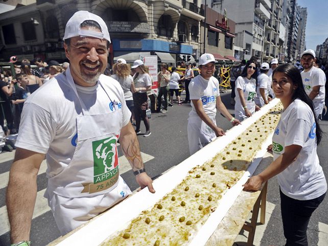 La más extensa. Los pizzeros amasaron y hornearon una pizza de 60 metros.