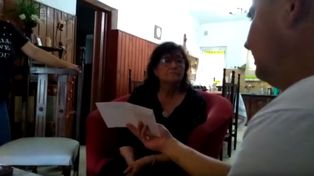 El momento en que los hermanos de Santo Tomé le entregan la carta a Manuela