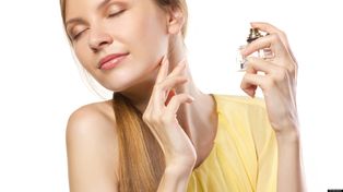 El aroma de los perfumes hacen más atractivos los rostros de las mujeres