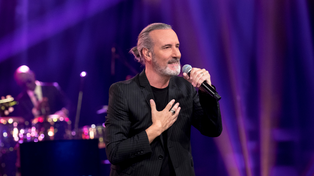 Cantante, compositor, actor y productor, Manuel Wirtz llega a Rosario para desplegar toda su carrera sobre el escenario.