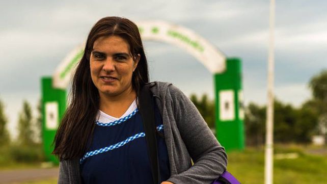Maestra que recorre 240 kilómetros diarios a dedo, pide un cambio de horario