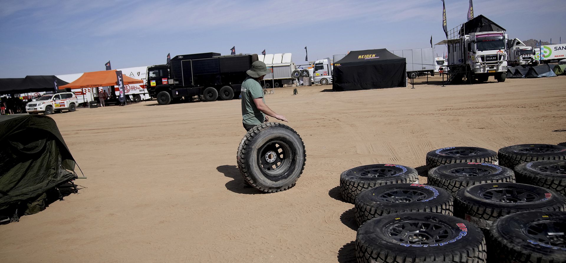 Un mecánico prepara las ruedas de un Dacia Sandrider dos días antes del inicio del Rally Dakar en Bisha, Arabia Saudita, el miércoles 1 de enero de 2025. (Foto AP/Christophe Ena)