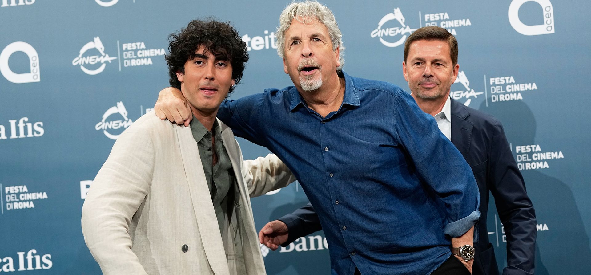 De izquierda a derecha, Anthony Ippolito, Peter Farrelly y Christian Baha posan durante la sesión fotográfica de la película "Play Rocky", en el Festival de Cine de Roma, en Roma, el lunes 19 de octubre de 2026. (Foto AP/Alessandra Tarantino)