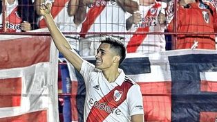 Pablo Solari marcó tres goles en el estadio Centenario.