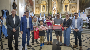El intendente Leonardo Raimundo entregó un presente a la hija del primer mandatario local de San Lorenzo y a la primera beba nacida en la ciudad en 2025.