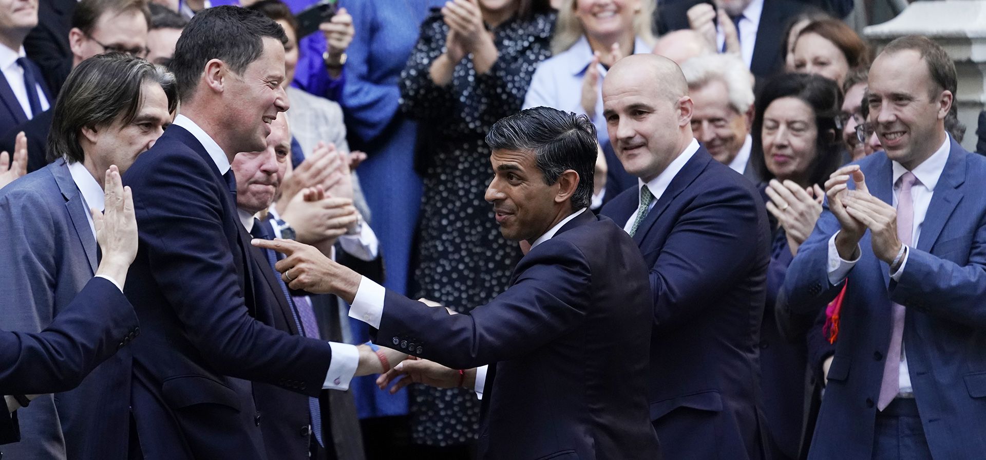 Rishi Sunak, señala a los parlamentarios conservadores que lo saludan después de llegar a la competencia por el liderazgo del Partido Conservador en la sede del Partido Conservador en Londres, el lunes 24 de octubre de 2022. Rishi Sunak se convirtió en el Primer Ministro después de ganar la competencia por el liderazgo del Partido.