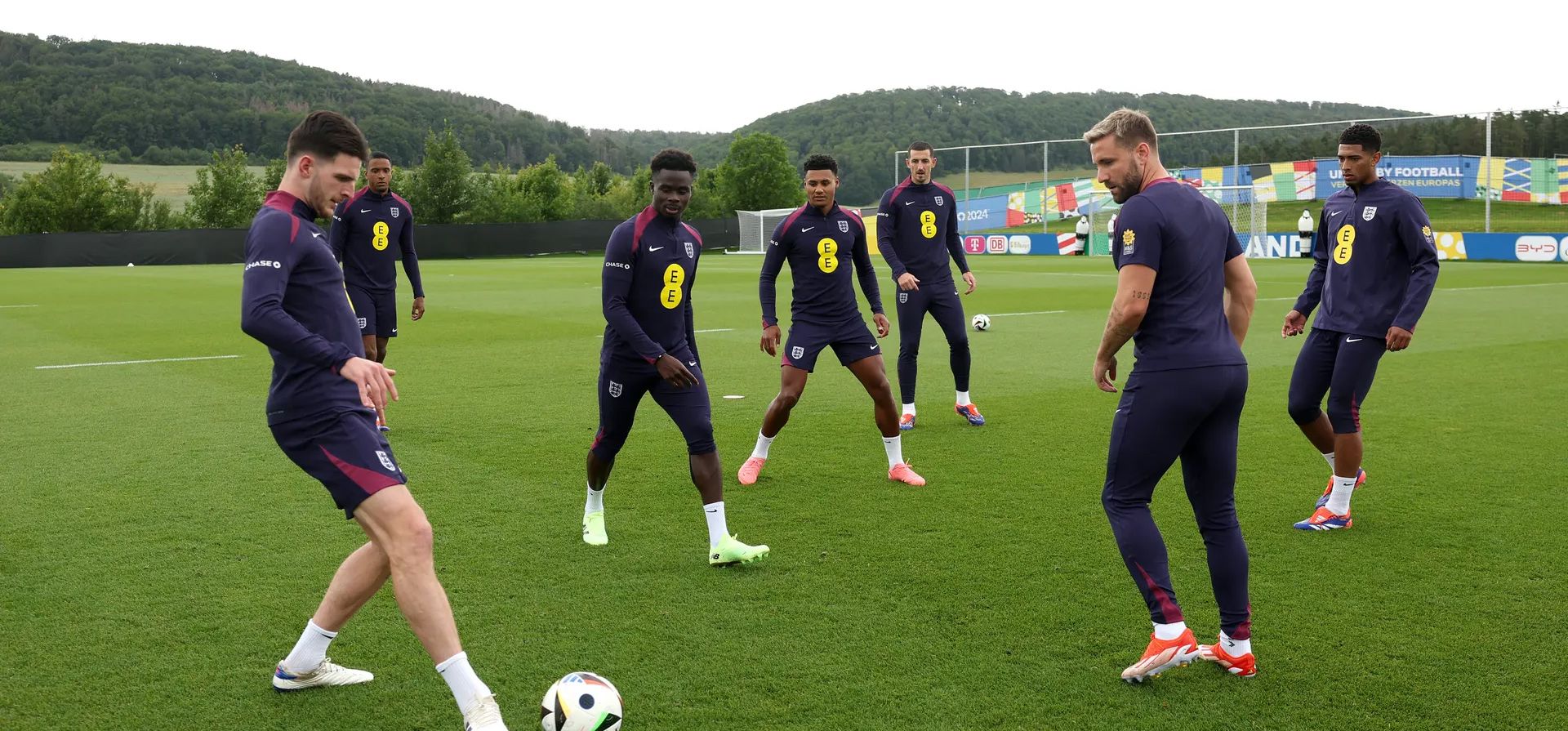 El inglés Declan Rice controla el balón durante una sesión de entrenamiento en el balneario y resort de golf Weimarer Land, Blankenhain, Alemania. Fotografía: Eddie Keogh/The FA/Getty Images El inglés Declan Rice controla el balón durante una sesión de entrenamiento en el balneario y resort de golf Weimarer Land, Blankenhain, Alemania. Fotografía: Eddie Keogh/The FA/Getty Images