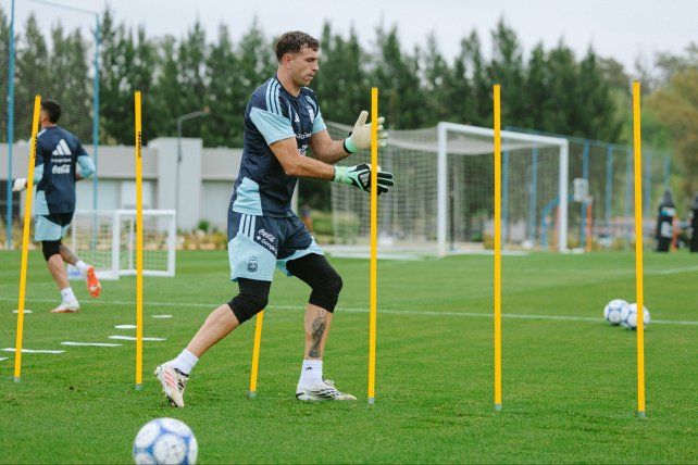 El Dibu Martínez entrenó juntos a sus compañeros. Argentina juega este miércoles en Córdoba.