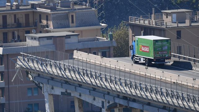 Las imágenes del dramático rescate tras el derrumbe del puente en Génova