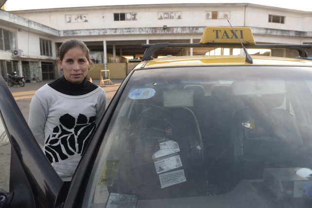 Mercedes tiene 38 años y cinco hijos. Maneja un taxi desde hace tres años