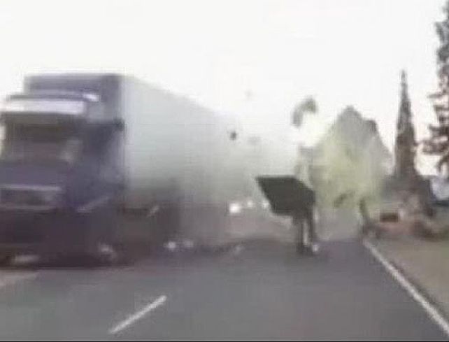El impresionante choque provocó el destrozo del acoplado dispersándose hacia la banquina donde iban los ciclistas.