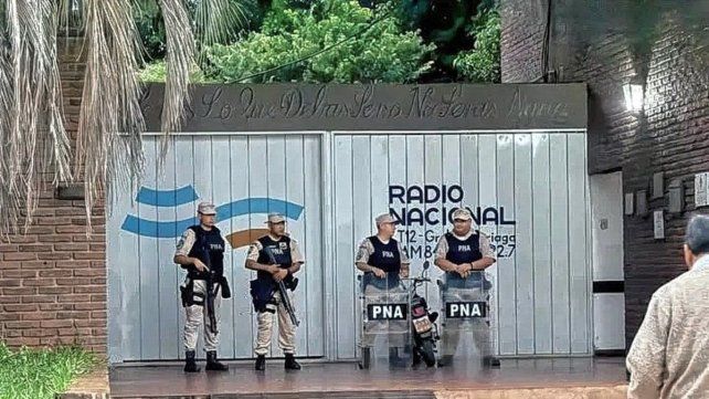 Prefectura montó operativo en una radio de Corrientes y restringió el ingreso.