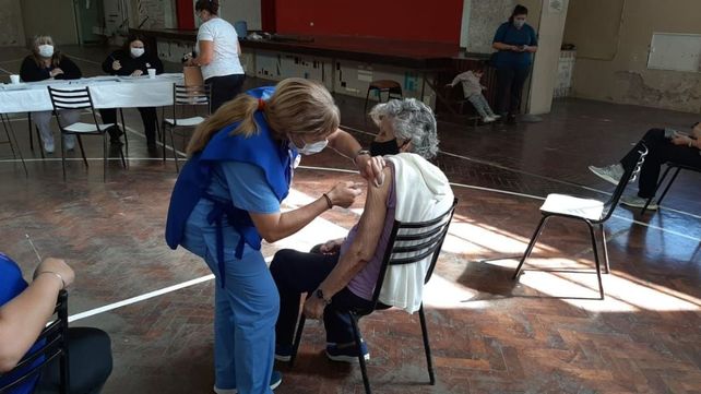 Que los síntomas de las personas contagiados sean leves y casi en su totalidad transiten la enfermedad en sus casas es efecto de la vacuna