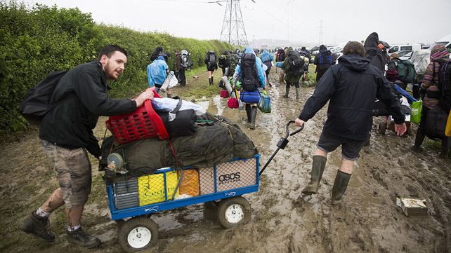 Glastonbury, el mítico festival británico se celebra bajo la lluvia y el barro