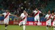 El festejo de los peruano tras el quinto penal. El festejo de los peruano tras el quinto penal.