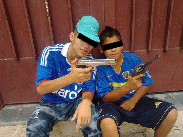 Una moda aterradora: más fotos de los chicos que posan con todo tipo de armas de fuego en Facebook