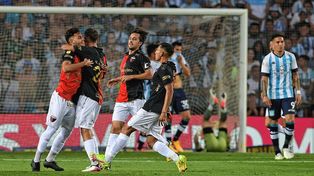Colón dio vuelta un partido complicado ante Racing en Avellaneda.