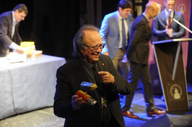 Serrat recibió uno de los lápices del Negro Fantanarrosa.&nbsp;