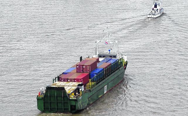 In fraganti. El carguero Independiente transporta 40 contenedores con destino a Uruguay.