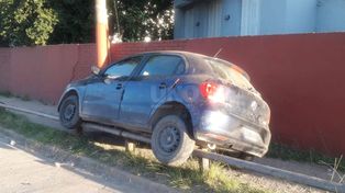 Por esquivar una moto terminó sobre la vereda