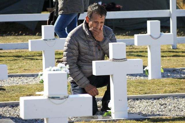 El lunes pasado por primera vez los familiares visitaron las tumbas identificadas de sus caídos.