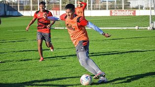 Los jugadores de Patronato que no vieron acción en Mar del Plata hicieron fútbol en espacios reducidos.