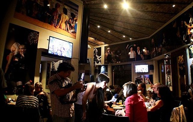 Los dueños de Woodstock prefieren que los clientes charlen más y chateen menos.